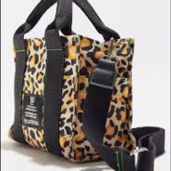 โ๏ธCheetah print BDG tote bag w/ Chain Printโ๏ธ - Picture 2 of 4